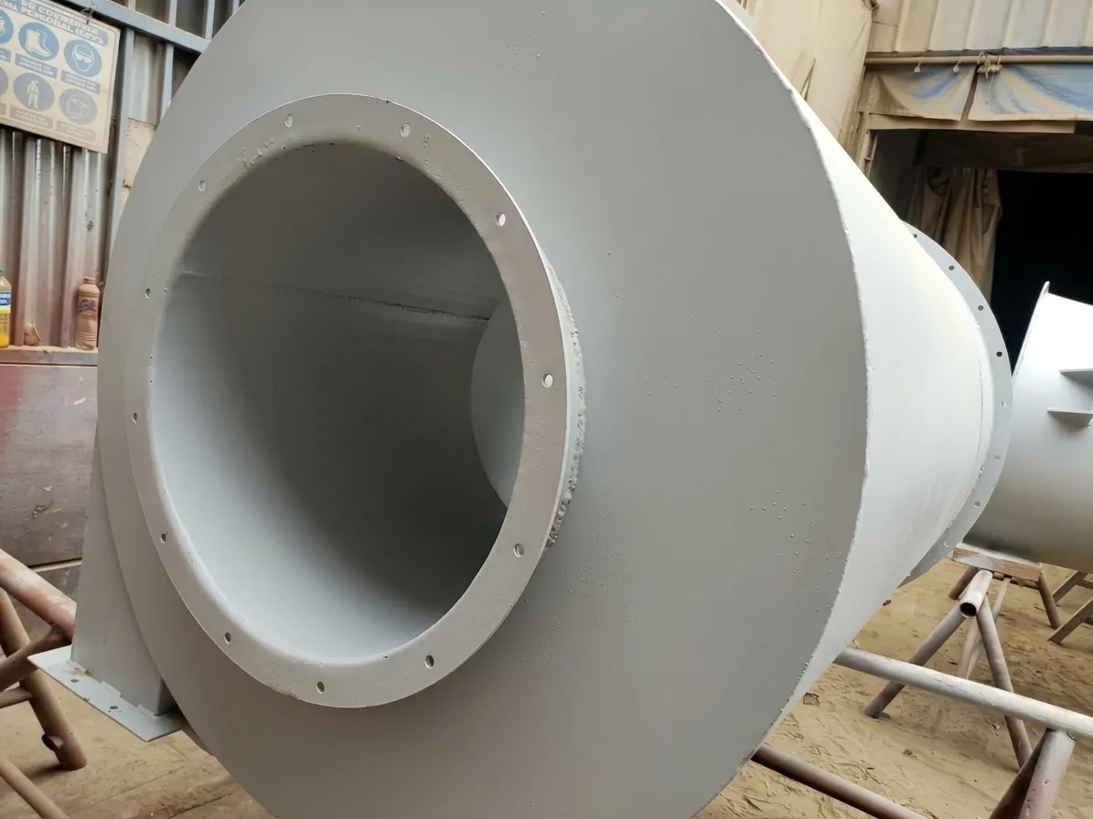 Cono de descarga y ducto de un silo para granos, arenado y con el recubrimiento aplicado