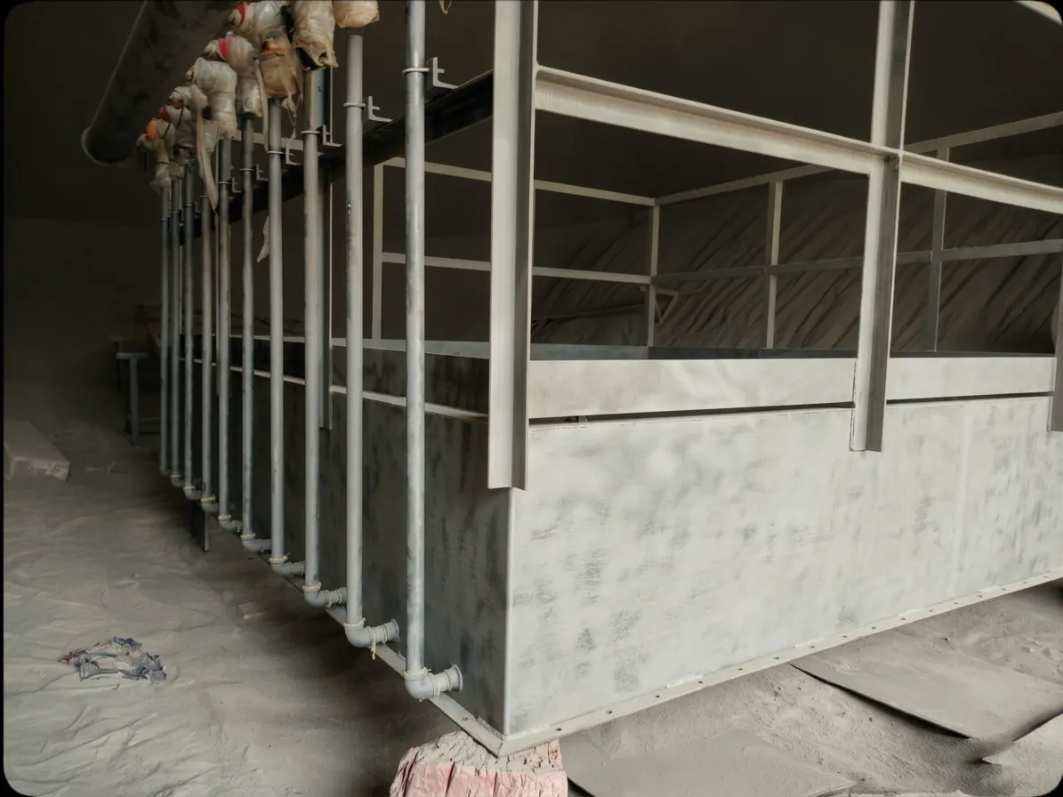 Estructura metálica recién arenada, con el perfil de anclaje a la vista