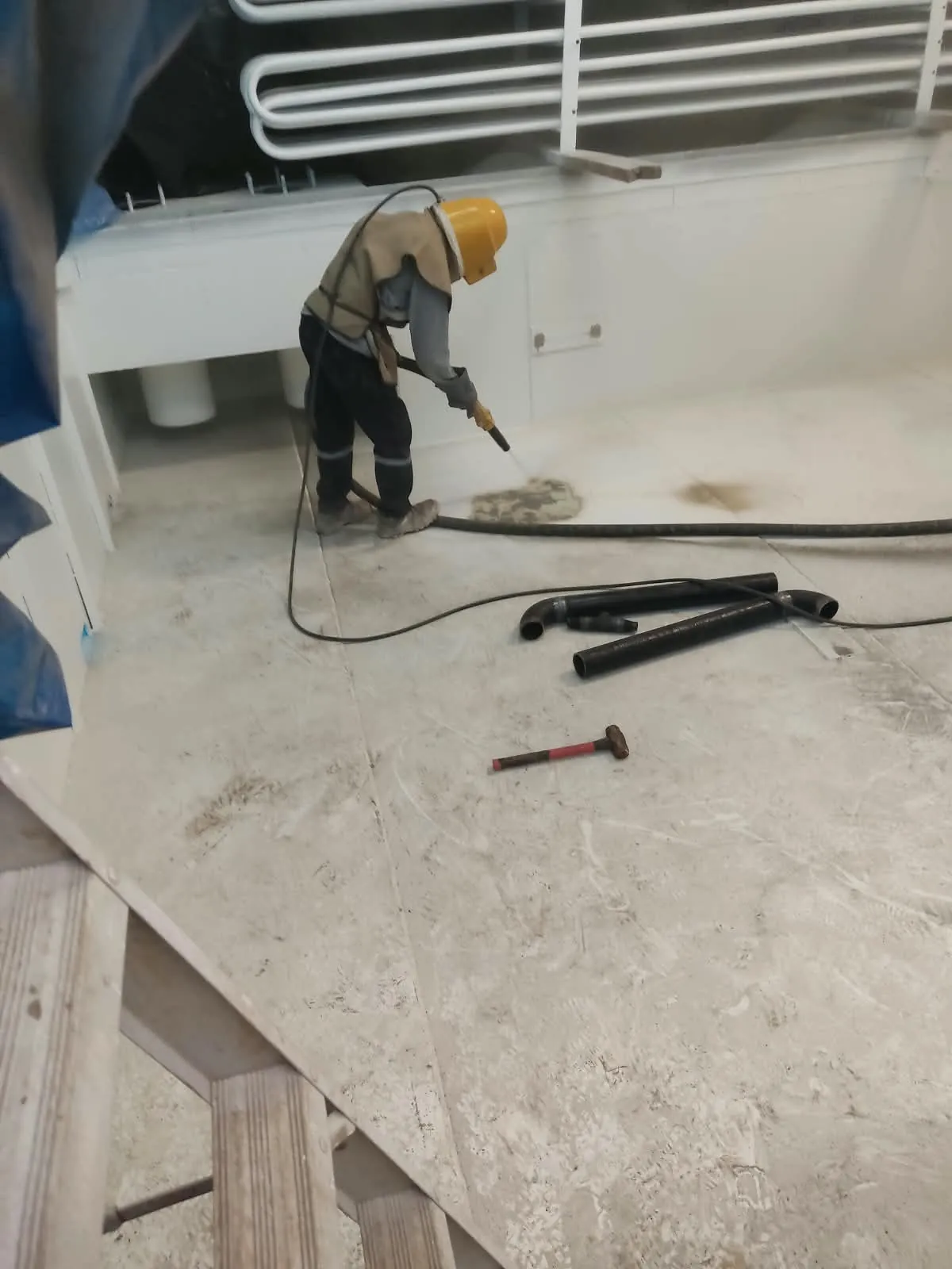 Operario de LUAL ejecutando trabajo de preparación de superficie en instalaciones